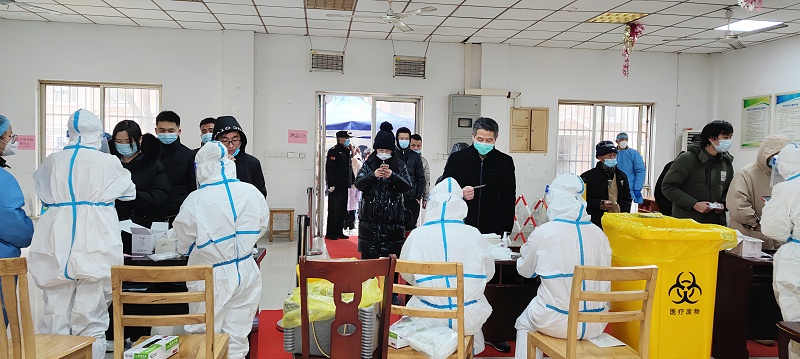 依斯倍員工作為志愿者積極參與社區(qū)街道戰(zhàn)“疫”隊伍