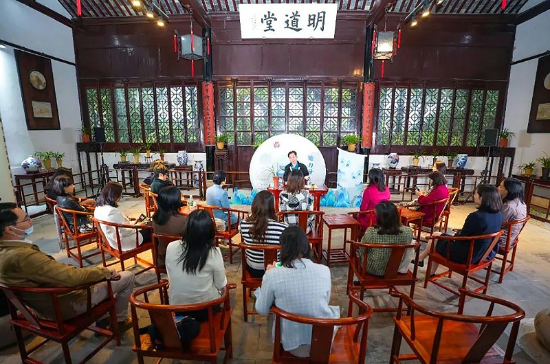 蘇州工業園區婦工委副主席何嘉茜、園區各街道婦聯主席及園區女企業家公益聯盟成員合影