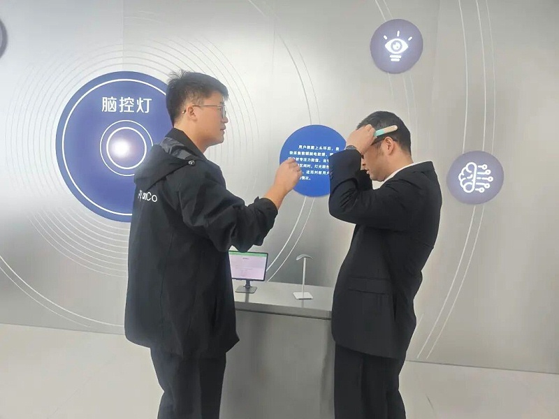 依斯倍一行前往浙江強腦科技參訪學習 (4)